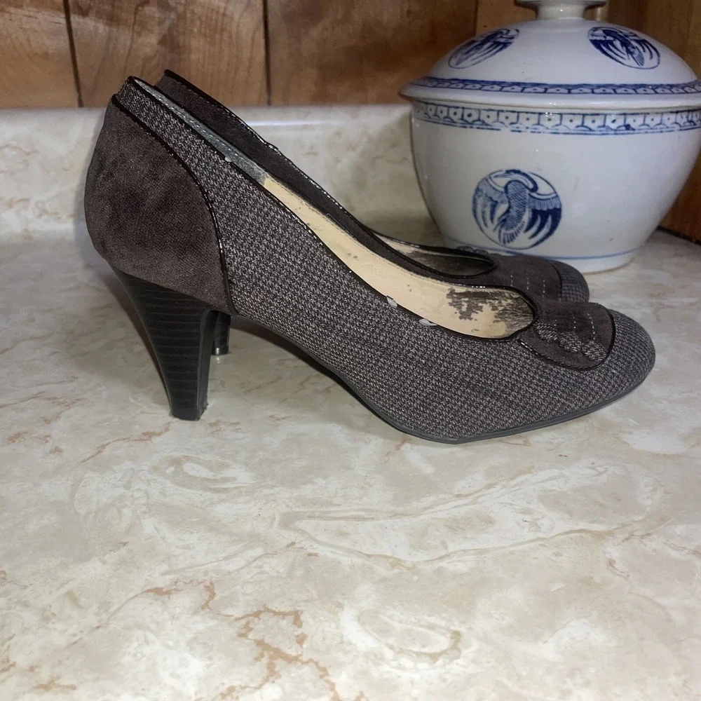 Eva & Zoe Round Toe Pumps 8‎